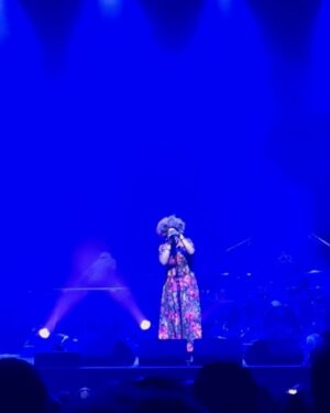 Martha Nowill Instagram - Era pra eu estar em casa
comendo pizza e cheirando o cangote dos meus filhos, mas eu estou em Paris, apaixonada pela Macy Gray. São aquelas malas que vão para  Belém. Depois de nove horas de aeroporto, nosso voo foi cancelado por um problema no freio, sim, segurança em primeiro lugar, tks god, mas o chá de cadeira e a frieza dos atendentes foi deixando o dia difícil. Mais de 320 pessoas, umas com problemas de trabalho, saúde, indo, voltando, todo mundo agoniado e a aeromoça tentando fazer umas piadinhas, ao invés de pedir desculpa e ajudar cada um. Enfim, a vida louca e gentil, ( que me deixou de coraçao apertado de sdd e preocupada com os que ficaram mais um dia não previsto cuidando dos nossos papudos em Sp) essa vida  tb me levou ao show da Macy Gray no Olympia, palco icônico da capital francesa, por onde já passaram Edith Piaf, Sinatra, Beatles, Elis Regina, Rolling Stones e gde elenco. Lugar com o tamanho perfeito, onde vc consegue ver o artista, ao invés de assistir o show no telão como tem sido quase sempre.  Merci Vida LoKa, amanhã vc me leva pra casa sã e salvinha.