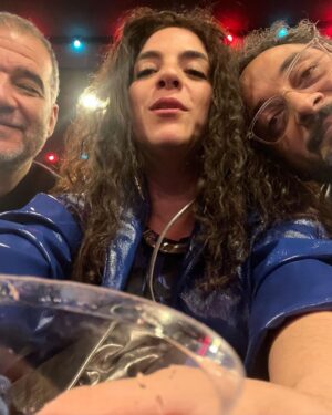 Martha Nowill Instagram - Era pra eu estar em casa
comendo pizza e cheirando o cangote dos meus filhos, mas eu estou em Paris, apaixonada pela Macy Gray. São aquelas malas que vão para  Belém. Depois de nove horas de aeroporto, nosso voo foi cancelado por um problema no freio, sim, segurança em primeiro lugar, tks god, mas o chá de cadeira e a frieza dos atendentes foi deixando o dia difícil. Mais de 320 pessoas, umas com problemas de trabalho, saúde, indo, voltando, todo mundo agoniado e a aeromoça tentando fazer umas piadinhas, ao invés de pedir desculpa e ajudar cada um. Enfim, a vida louca e gentil, ( que me deixou de coraçao apertado de sdd e preocupada com os que ficaram mais um dia não previsto cuidando dos nossos papudos em Sp) essa vida  tb me levou ao show da Macy Gray no Olympia, palco icônico da capital francesa, por onde já passaram Edith Piaf, Sinatra, Beatles, Elis Regina, Rolling Stones e gde elenco. Lugar com o tamanho perfeito, onde vc consegue ver o artista, ao invés de assistir o show no telão como tem sido quase sempre.  Merci Vida LoKa, amanhã vc me leva pra casa sã e salvinha.