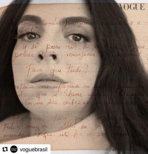 Martha Nowill Instagram - Ensaio p/ a @voguebrasil 💌 com texto lindo do @nomello que dá p/ ler ali no link da vogue. 

Na primeira foto a sobreposição que o @gil_inoue fez do manuscrito da Pagu sobre mim.

Eu amei. Obg a todos que fizeram parte.  Queria ver como ficaram as outras fotos que nao entraram e poder postar , mas tdo bem kkk

( @aresjeff obg pela ponte 😽)
(@rafaelmoraes0707 obg por deixar a gente usar este tesouro)

#Repost @voguebrasil with @use.repost
・・・
@marthanowill encerra hoje, 16.12, a temporada do monólogo ‘Pagu – Até Onde Chega a Sonda’, no @sescpompeia. A montagem, assinada pela atriz, tem direção de @eliasandreato16 e foi escrita a partir de um manuscrito inédito de Patricia Rehder Galvão, a Pagu, durante o período em que esteve presa na ditadura de Getúlio Vargas, nos anos 1930. “Sessenta e cinco por cento do texto é dramaturgia minha, e 35% é o manuscrito dela, que eu editei e fui colocando minhas intervenções”, explica a artista, que garante rodar os teatros brasileiros com a peça em 2023. Além dos palcos e das telas, Martha também se firmou na escrita. Autora do livro de poemas ‘O Que Ela Quer’, e do diário ‘Vermelho Russo’, ambos de 2013, atualmente se dedica à realização de um outro livro, previsto para o primeiro semestre do ano que vem, sobre sua gravidez de gêmeos, em 2020, aos 40 anos. “Escrevi um diário dos três primeiros meses da minha gestação e do que veio antes — como decidi engravidar, e todas as minhas angústias acerca da maternidade”, adianta a autora. 

No link da bio, confira a matéria que recheia a #VogueDezembro, em que a atriz dá mais detalhes da publicação e conta como criou o monólogo em que funde suas experiências como escritora, mulher e mãe com a intensa personalidade da musa modernista.

Foto: @gil_inoue
Texto: @nomello
Styling: @jusans
Beleza: @evangellista_
Arte: @louisesthe 
Produção executiva: @deialansky
Assistente de foto: Duda Viana
Assessoria: @instadapombo