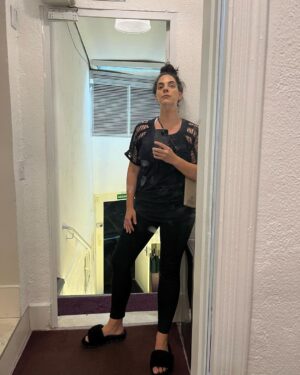 Martha Nowill Instagram - Hoje fui numa aula experimental de dança contemporânea e qdo cheguei lá todas as alunas tinham 19 anos, incluindo a professora. Meu primeiro ímpeto foi sair correndo sem olhar pra trás. Me senti uma velha caquética, eu tinha mais que o dobro de idade de todas as pessoas da sala e isso nunca tinha acontecido comigo, a não ser qdo estou na escola das crianças. Fiquei com muita vergonha de estar ali e achei que meu corpo sendo o mais velho  da sala não daria conta. Ai eu lembrei que eu sou atriz e trabalho com o corpo antes dessa pessoas todas nascerem, e tb pensei no lance que qdo o cérebro aprende coisas novas ele se renova. Resolvi fazer a aula, que era muito boa e as alunas eram ótimas e a professora tb e ninguém ficou rindo de mim no canto como nos meus piores pesadelos. Estou cheia de roxo nos joelhos.