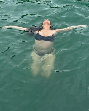 Martha Nowill Instagram - Pausa na Flip p/ um mergulho nas águas verdes de Paraty e um passeinho lindo no @sempressaparaty , c/ almoço luxuoso feito pela minha irmã @giselaschborges (@gastromar )

Obrigada Gi 
Odoyá Iemanjá 💙