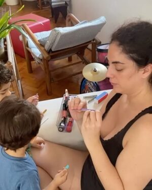 Martha Nowill Instagram - todo mundo aqui de unhas lixadas pra não arranhar os coleguinhas. bom sábado a todos 💅🏻
