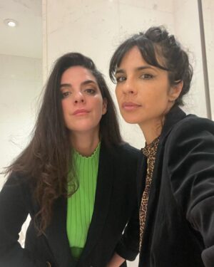Martha Nowill Instagram - Minha Maria, este post não é homenagem, é uma gira pra vc. Que esta nova dança em torno do sol seja generosa com vc, como vc costuma ser com seus amigos e amores. Que vc tenha trabalho bom, gostoso, bem pago, desafiador, tb. Que vc tenha saúde pra todo o corre e pra ter alegria, prazer e energia de transgressão. Que vc brilhe como il faut, que sua palavra chegue nas pessoas e suas ideias tomem corpo no mundo. Que vc viaje, veja coisas lindas, tenha sempre uma bandeja farta e bonita de café da manhã no seu colo e seus amores por perto. Que seus filhos sejam cada dia mais fortes e amados e que a gente possa peruar de vez em qdo por aí e por aqui. Que vc e os seus tenham muito axé e proteção. Te amo. Feliz aniversário. Merda hj pra vc @isabelgueron e @rodrigomaranhaoeu