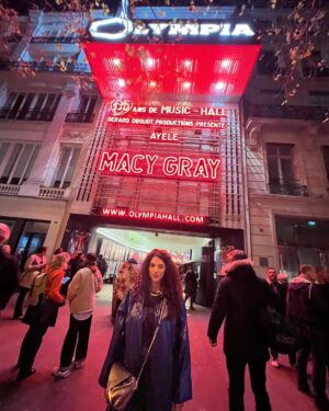 Martha Nowill Instagram - Era pra eu estar em casa
comendo pizza e cheirando o cangote dos meus filhos, mas eu estou em Paris, apaixonada pela Macy Gray. São aquelas malas que vão para  Belém. Depois de nove horas de aeroporto, nosso voo foi cancelado por um problema no freio, sim, segurança em primeiro lugar, tks god, mas o chá de cadeira e a frieza dos atendentes foi deixando o dia difícil. Mais de 320 pessoas, umas com problemas de trabalho, saúde, indo, voltando, todo mundo agoniado e a aeromoça tentando fazer umas piadinhas, ao invés de pedir desculpa e ajudar cada um. Enfim, a vida louca e gentil, ( que me deixou de coraçao apertado de sdd e preocupada com os que ficaram mais um dia não previsto cuidando dos nossos papudos em Sp) essa vida  tb me levou ao show da Macy Gray no Olympia, palco icônico da capital francesa, por onde já passaram Edith Piaf, Sinatra, Beatles, Elis Regina, Rolling Stones e gde elenco. Lugar com o tamanho perfeito, onde vc consegue ver o artista, ao invés de assistir o show no telão como tem sido quase sempre.  Merci Vida LoKa, amanhã vc me leva pra casa sã e salvinha.