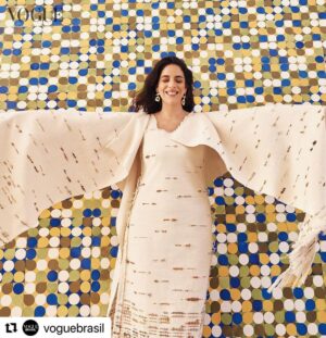 Martha Nowill Instagram - Ensaio p/ a @voguebrasil 💌 com texto lindo do @nomello que dá p/ ler ali no link da vogue. 

Na primeira foto a sobreposição que o @gil_inoue fez do manuscrito da Pagu sobre mim.

Eu amei. Obg a todos que fizeram parte.  Queria ver como ficaram as outras fotos que nao entraram e poder postar , mas tdo bem kkk

( @aresjeff obg pela ponte 😽)
(@rafaelmoraes0707 obg por deixar a gente usar este tesouro)

#Repost @voguebrasil with @use.repost
・・・
@marthanowill encerra hoje, 16.12, a temporada do monólogo ‘Pagu – Até Onde Chega a Sonda’, no @sescpompeia. A montagem, assinada pela atriz, tem direção de @eliasandreato16 e foi escrita a partir de um manuscrito inédito de Patricia Rehder Galvão, a Pagu, durante o período em que esteve presa na ditadura de Getúlio Vargas, nos anos 1930. “Sessenta e cinco por cento do texto é dramaturgia minha, e 35% é o manuscrito dela, que eu editei e fui colocando minhas intervenções”, explica a artista, que garante rodar os teatros brasileiros com a peça em 2023. Além dos palcos e das telas, Martha também se firmou na escrita. Autora do livro de poemas ‘O Que Ela Quer’, e do diário ‘Vermelho Russo’, ambos de 2013, atualmente se dedica à realização de um outro livro, previsto para o primeiro semestre do ano que vem, sobre sua gravidez de gêmeos, em 2020, aos 40 anos. “Escrevi um diário dos três primeiros meses da minha gestação e do que veio antes — como decidi engravidar, e todas as minhas angústias acerca da maternidade”, adianta a autora. 

No link da bio, confira a matéria que recheia a #VogueDezembro, em que a atriz dá mais detalhes da publicação e conta como criou o monólogo em que funde suas experiências como escritora, mulher e mãe com a intensa personalidade da musa modernista.

Foto: @gil_inoue
Texto: @nomello
Styling: @jusans
Beleza: @evangellista_
Arte: @louisesthe 
Produção executiva: @deialansky
Assistente de foto: Duda Viana
Assessoria: @instadapombo