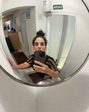 Martha Nowill Instagram - Hoje fui numa aula experimental de dança contemporânea e qdo cheguei lá todas as alunas tinham 19 anos, incluindo a professora. Meu primeiro ímpeto foi sair correndo sem olhar pra trás. Me senti uma velha caquética, eu tinha mais que o dobro de idade de todas as pessoas da sala e isso nunca tinha acontecido comigo, a não ser qdo estou na escola das crianças. Fiquei com muita vergonha de estar ali e achei que meu corpo sendo o mais velho  da sala não daria conta. Ai eu lembrei que eu sou atriz e trabalho com o corpo antes dessa pessoas todas nascerem, e tb pensei no lance que qdo o cérebro aprende coisas novas ele se renova. Resolvi fazer a aula, que era muito boa e as alunas eram ótimas e a professora tb e ninguém ficou rindo de mim no canto como nos meus piores pesadelos. Estou cheia de roxo nos joelhos.