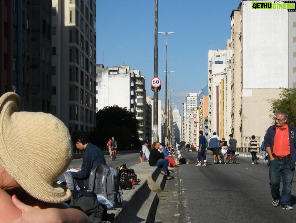 Martha Nowill Instagram - Morei a uma quadra do Minhocão por alguns anos. Todo domingo eu ia andar na pista fechada e ficava abismada com o absurdo que é esse viaduto atravessado na cidade de forma tão violenta e descabida, a ponto de se tornar poético. (pra quem não mora lá, obviamente) Em 2012, eu, @marcela.lordy e @deb_osborn fizemos um curta sobre São Paulo, amor e a especulação imobiliária chamado “Aluga-se”, e tinha um OFF sobre o Minhocão que eu adorava. Feliz aniversário para essa cidade que chamo de minha e que treina a gente em encontrar poesia em lugares improváveis. Te amo. fotos do @joaocare meu parceiro e namorado na época São Paulo, Brazil