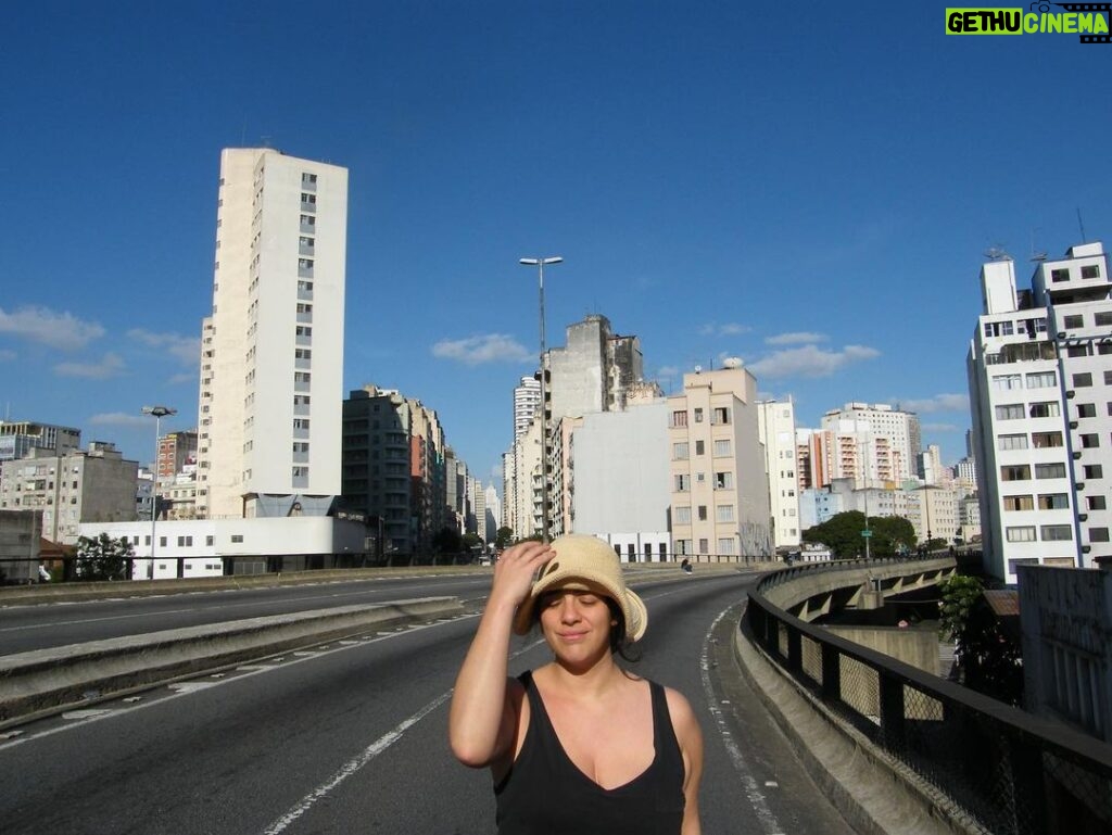 Martha Nowill Instagram - Morei a uma quadra do Minhocão por alguns anos. Todo domingo eu ia andar na pista fechada e ficava abismada com o absurdo que é esse viaduto atravessado na cidade de forma tão violenta e descabida, a ponto de se tornar poético. (pra quem não mora lá, obviamente) Em 2012, eu, @marcela.lordy e @deb_osborn fizemos um curta sobre São Paulo, amor e a especulação imobiliária chamado “Aluga-se”, e tinha um OFF sobre o Minhocão que eu adorava. Feliz aniversário para essa cidade que chamo de minha e que treina a gente em encontrar poesia em lugares improváveis. Te amo. fotos do @joaocare meu parceiro e namorado na época São Paulo, Brazil