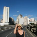 Martha Nowill Instagram – Morei a uma quadra do Minhocão por alguns anos. Todo domingo eu ia andar na pista fechada e ficava abismada com o absurdo que é esse viaduto atravessado na cidade de forma tão violenta e descabida, a ponto de se tornar poético. (pra quem não mora lá, obviamente) Em 2012, eu, @marcela.lordy e @deb_osborn fizemos um curta sobre São Paulo, amor e a especulação imobiliária chamado “Aluga-se”, e tinha um OFF sobre o Minhocão que eu adorava. Feliz aniversário para essa cidade que chamo de minha e que treina a gente em encontrar poesia em lugares improváveis. Te amo. 

fotos do @joaocare meu parceiro e namorado na época São Paulo, Brazil