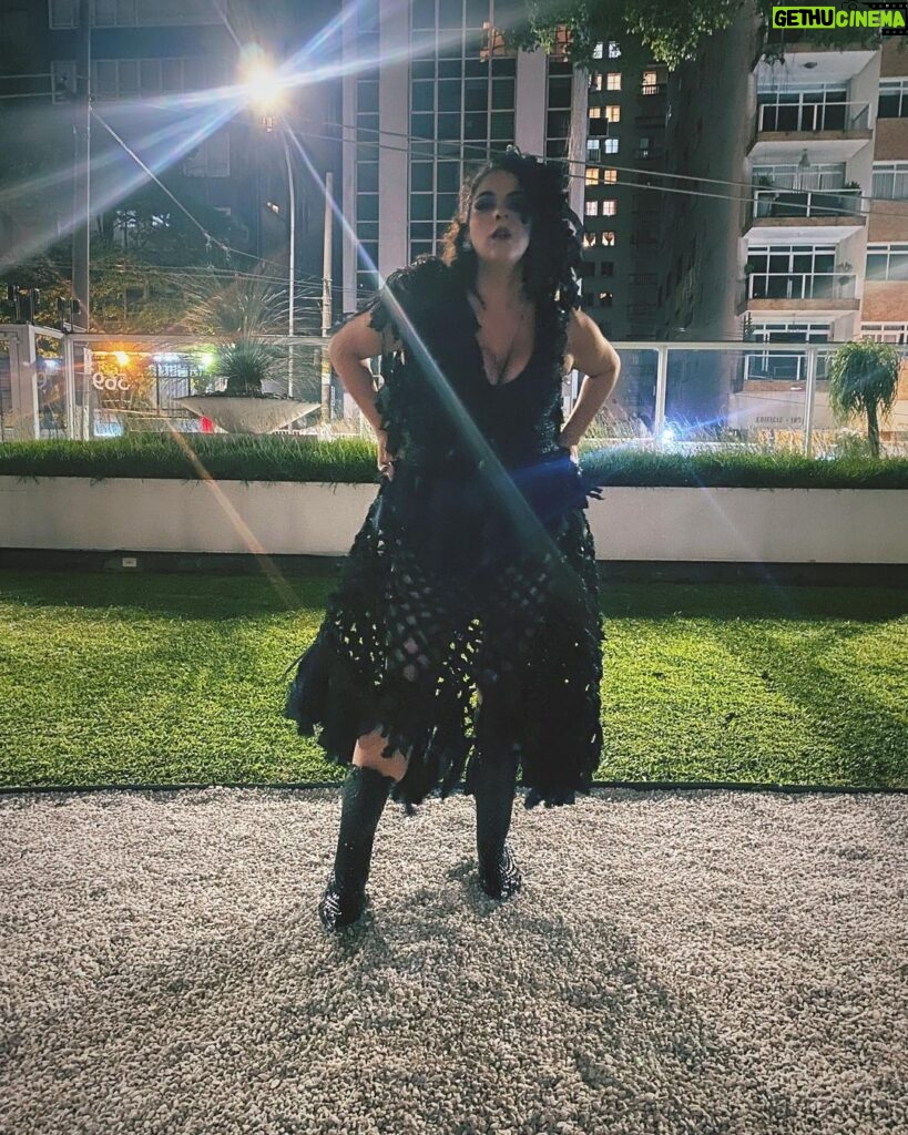 Martha Nowill Instagram - Vestida para o @bailedorosewood num look mágico feito de guarda-chuva reciclado pelas mãos da @trama_afetiva @thaislosso @cordelinha @monicapicavea @jackson minhas botas de cristal @melissaoficial