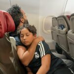 Martha Nowill Instagram – Voltamos. Posto enquanto espero o avião esvaziar, estamos na fileira 37. A pista ainda molhada da última chuva e o calor do ceará na minha pele empipocada do sol. Voltar de férias é meio esquisito.