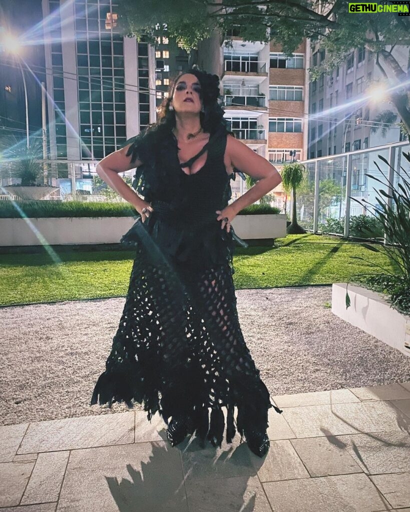 Martha Nowill Instagram - Vestida para o @bailedorosewood num look mágico feito de guarda-chuva reciclado pelas mãos da @trama_afetiva @thaislosso @cordelinha @monicapicavea @jackson minhas botas de cristal @melissaoficial