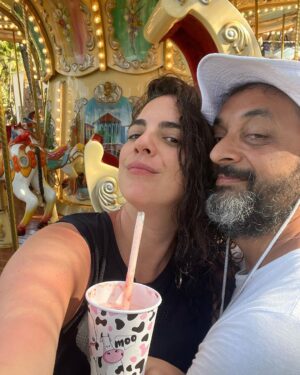 Martha Nowill Instagram - um dia, qdo vcs crescerem, estiverem letrados e tiverem autorização para fuçar no instagram (se essa rede ainda existir), vcs vão descobrir que eu esperei vcs dormirem para rachar meio litro de milkshake de morango com o pai de vcs. eu sei, muita sacanagem.