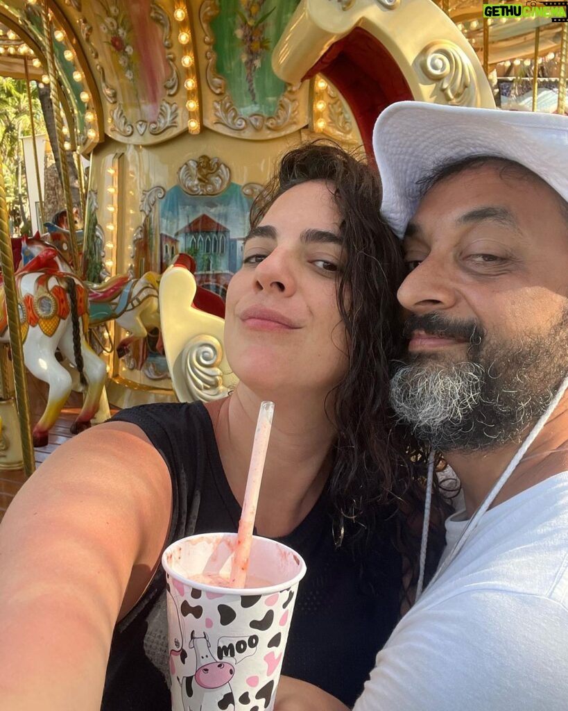 Martha Nowill Instagram - um dia, qdo vcs crescerem, estiverem letrados e tiverem autorização para fuçar no instagram (se essa rede ainda existir), vcs vão descobrir que eu esperei vcs dormirem para rachar meio litro de milkshake de morango com o pai de vcs. eu sei, muita sacanagem.