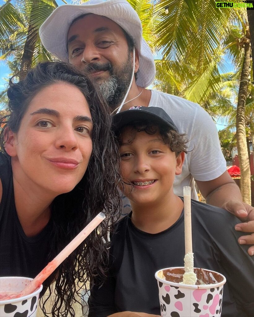 Martha Nowill Instagram - um dia, qdo vcs crescerem, estiverem letrados e tiverem autorização para fuçar no instagram (se essa rede ainda existir), vcs vão descobrir que eu esperei vcs dormirem para rachar meio litro de milkshake de morango com o pai de vcs. eu sei, muita sacanagem.