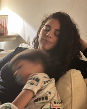 Martha Nowill Instagram - Feliz ano novo pra vocês ☀️
que em 2024 vcs consigam colocar algumas de suas metas ou sonhos no mundo. Que vcs tenham saúde, coragem e amor. 

obrigada por me acompanharem aqui, pela troca, pelos likes e pelo ♥️