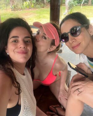 Martha Nowill Instagram - Feliz ano novo pra vocês ☀️
que em 2024 vcs consigam colocar algumas de suas metas ou sonhos no mundo. Que vcs tenham saúde, coragem e amor. 

obrigada por me acompanharem aqui, pela troca, pelos likes e pelo ♥️