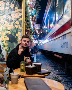 Martin Garrix Instagram - 🚊🇻🇳