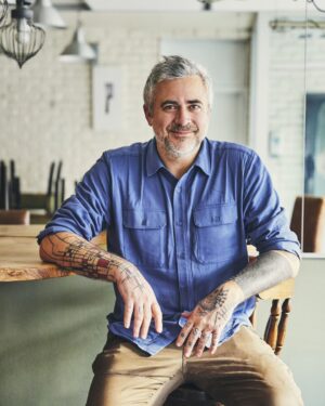 Martin Juneau Instagram - L'autre jour, j'ai réalisé que ça faisait déjà plus d'un an que le Pastaga n'existait plus.

Est-ce que je m'ennuie de la restauration? Absolument. 

Est-ce que je suis heureux dans le rôle de chef exécutif des solutions prêt-à-manger chez @metromonepicier? METS-EN! Je côtoie des vrais passionnés et des gens intéressés à se dépasser constamment. 

Mais LA question que tout le monde me pose... Est-ce que je vais ouvrir un autre restaurant un jour? On en reparlera! 

En attendant, continuez de déguster les meilleurs plats prêt-à-manger sur le marché! Nous sommes toujours aussi fiers de vous les proposer.

Et aussi, n'oubliez pas de boire du Volet Importation! 😜

Ok bye. Et bravo pour la photo, @maude_chauvin.