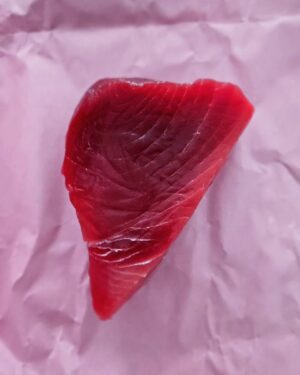 Martin Juneau Instagram - C'est bien beau les excellemts restaurants de Honolulu, mais quand on a devant nous le meilleur thon disponible en ville (en pêche à la ligne), on dit quoi?
On dit F*CK OUI.
On dit ALOHA, ONE POUND PLEASE.
On dit aussi que ce sera délicieux avec des asperges et pas de poi parce qu'on oublie de le cuisiner!
🐟
💙
💦