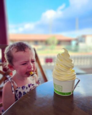 Martin Juneau Instagram - La 🍍Dole Soft Serve🍍 est la meilleure chose au monde.
💛
Inutile de dire qu'il y en a eu plus pour les parents! 
👌
Ps- Moi j'ai pris un swirl ananas-melon d'eau. 
MY GOD.
🍍🍉