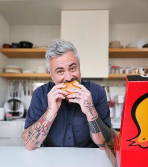 Martin Juneau Instagram - Vous n'avez pas eu le temps de goûter au Burger poulet frit et jalapeños que @bennyetco et moi avons développé l'été dernier? 
🍔
J'AI UNE BONNE NOUVELLE POUR VOUS! 
👋
Il demeurera sur le menu de Benny&Co., et ce de façon définitive! 
🙌
Quand vous allez croquer dedans, vous comprendrez pourquoi la demande était générale.
🐔
Poulet croustillant, piments piquants et acidulés, mayonnaise soyeuse... Bon appétit!
#Benny&Co 
#BurgerPouletÉpicé 
#Commandité