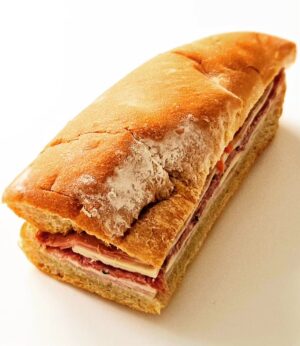 Martin Juneau Instagram - Ma présence chez @metromonepicier ne se limite pas aux plats "MJ pour Metro"...
👋
Toujours conjointement avec l'équipe de la Mise en Marché, nous avons réactualisé plusieurs plats, salades... ET SANDWICHES! 
🥪
Je commence par vous présenter la Muffuletta, un sandwich qui a tout d'un classique italien mais qui est originaire de la Nouvelle-Orléans.
⚜️
Garni d'une tonne de mortadelle, saucissons, fromage provolone et de légumes marinés, il risque de combler les plus gros appétits et de faire plaisir aux palais les plus fins!
J'ai hâte de vous entendre! 
⚡️
#Muffuletta
#MangerCestLaVie