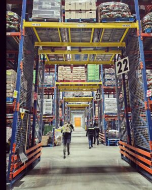 Martin Juneau Instagram - Je me rends de plus en plus compte de l'immensité de l'organisation nécessaire pour gérer les opérations de @metromonepicier.
🍇🍈🍉🍊
🍋🍍🥭🍎
🍏🍐🍑🍒
🍓🫐🥝🥥
J'ai visité l'entrepôt de fruits et légumes (Code name "Jardin") qui approvisionne les 200 magasins de la province et j'ai été es-to-ma-qué! Quelle structure impressionnante!
🍅🫒🥑🍆
🥔🥕🌽🫛
🌶🫑🥒🥬
🥦🧄🧅🍄
Le Saviez-vous?
Les bananes sont les plus gros vendeurs de toute la catégorie et elles sont amenées à "presque" maturité dans des gigantesques celliers scellés. 
🍌🍌🍌
🍌🍌🍌