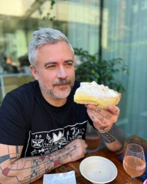 Martin Juneau Instagram - Étapes d'un craving de Key lime pie.
📸-->@ariiroberts
1) La profonde et intense joie d'avoir ENFIN trouvé la meilleure en ville chez @bossamtl. 
🥹😎
2) "Non mais elle est tu belle?"
👉🍰
3) Taper dedans.
💛🍋
4) Prendre 10 lbs.
😨🥧