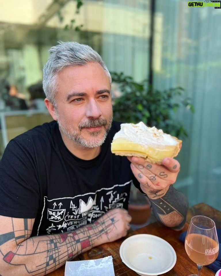 Martin Juneau Instagram - Étapes d'un craving de Key lime pie. 📸-->@ariiroberts 1) La profonde et intense joie d'avoir ENFIN trouvé la meilleure en ville chez @bossamtl. 🥹😎 2) "Non mais elle est tu belle?" 👉🍰 3) Taper dedans. 💛🍋 4) Prendre 10 lbs. 😨🥧