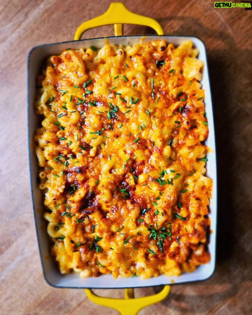 Martin Juneau Instagram - Exemple concret de mon nouveau rôle de chef exécutif solutions prêt-à-manger chez @metromonepicier. 👋 1- Quelqu'un a une demande spéciale de Mac and Cheese au homard pour la saison du homard, à l'interne. (Challenge accepted, Annie!) 🧀 2- On développe une recette, qui est elle-même disponible dans le lien de ma bio. 👌 3- On tourne ensuite une capsule recette vidéo chez @maude_chauvin. (Disponible sur toutes les plates-formes dont YouTube) 📷 4- On demande aux chefs en magasin d'adapter les Mac and Cheese disponibles afin que tout le monde puisse avoir sa dose du plus connu des crustacés. (Disponible dans votre section de plats cuisinés sur place) 🦞 Tout le monde y trouve son compte. Sauf le homard. #MacAndCheeseAuHomard #MangerCestLaVie