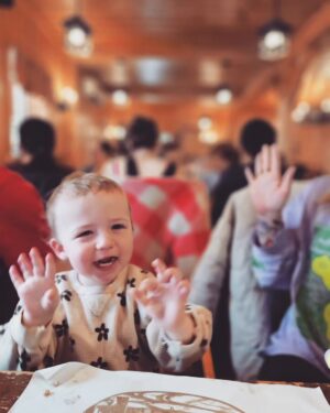 Martin Juneau Instagram - Lucie a pas mal trippé pour sa première cabane à sucre.
🍁
Et moi j'ai pas mal trippé sur l'@erabliere_charbonneau!
👌
Service génial, ambiance super et bouffe IM-PEC-CA-BLE. Wow.
À l'an prochain! 
👋