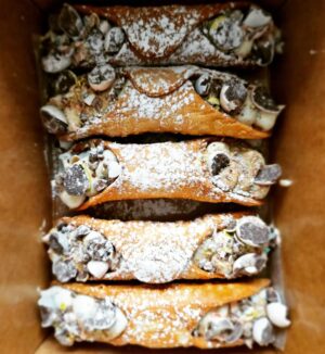 Martin Juneau Instagram - Je suis reparti de chez @bossamtl les mains pleines de cannoli aux cocos de Pâques. 
😱
😳
🙏🏻