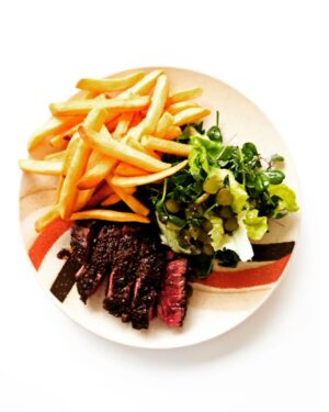 Martin Juneau Instagram - Le Steak-Frites parfait des Juneau-Roberts.
🥩
Un onglet vieilli choisi avec soin par un boucher exceptionnel, servi avec un jus de déglaçage au raifort.
🥬
Une salade de pousse d'un petit producteur québécois (en serre) avec vinaigrette érable, moutarde et cornichons.
🍟
...Pis des frites congelées "frites" au air fryer...
Ouin. Trouvez l'erreur. 
😳
C'était débile pareil!
(👆Commentaire de @robertsval)
