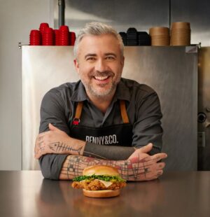 Martin Juneau Instagram - J'ai une bonne et une mauvaise nouvelle pour vous.
🔥
La bonne?
Vous aurez la chance de REgoûter au Burger de poulet frit épicé (*) de l'été dernier chez @bennyetco! 
Suite au succès de cette collaboration, ils m'ont offert de faire une prise deux! Je n'ai pas eu à y penser trop longtemps. 
GO! 
🐔
🍔
👌
La mauvaise? 
Vous allez être pognés avec ma face sur des pancartes partout pour quelques mois, encore.
👋
#BurgerPouletÉpicé
#MartinJuneauPlusBennyEtCo
⚠️
(*) Peut contenir des traces de laitue du Qc, fromage Suisse, jalapeños marinés, mayo... ET DE L'AMOUR. 💕