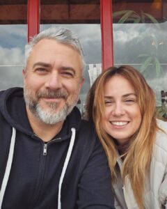 Martin Juneau Instagram - -J'ai juste des photos du bébé dans mon cell. -Crime puff moi aussi! -Bon on en prend une de nous? *les Juneau-Roberts font un selfie* -... -On est rendu vieux. -Ben oui, du coup. 💕 Paris Gare de l'Est