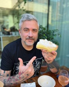 Martin Juneau Instagram - Étapes d'un craving de Key lime pie. 📸-->@ariiroberts 1) La profonde et intense joie d'avoir ENFIN trouvé la meilleure en ville chez @bossamtl. 🥹😎 2) 