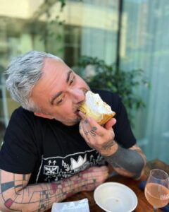 Martin Juneau Instagram - Étapes d'un craving de Key lime pie. 📸-->@ariiroberts 1) La profonde et intense joie d'avoir ENFIN trouvé la meilleure en ville chez @bossamtl. 🥹😎 2) 