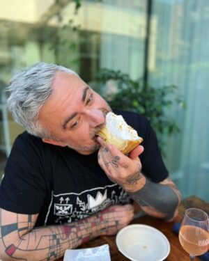 Martin Juneau Instagram - Étapes d'un craving de Key lime pie.
📸-->@ariiroberts
1) La profonde et intense joie d'avoir ENFIN trouvé la meilleure en ville chez @bossamtl. 
🥹😎
2) "Non mais elle est tu belle?"
👉🍰
3) Taper dedans.
💛🍋
4) Prendre 10 lbs.
😨🥧
