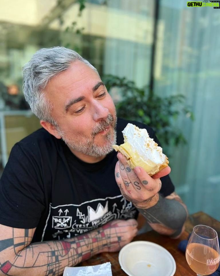 Martin Juneau Instagram - Étapes d'un craving de Key lime pie. 📸-->@ariiroberts 1) La profonde et intense joie d'avoir ENFIN trouvé la meilleure en ville chez @bossamtl. 🥹😎 2) "Non mais elle est tu belle?" 👉🍰 3) Taper dedans. 💛🍋 4) Prendre 10 lbs. 😨🥧