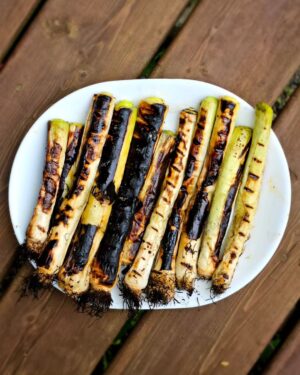 Martin Juneau Instagram - Onglets grillés, poireaux-vinaigrette charred et bonne fête @fredericauthier!
🥩
🔥
🎂
J'ai pas de photo de l'omelette-poutine-patate-douce de @malcolmmichaud, mais c'était ben ben le fun! À LA PROCHAINE!
👋
@robertsval
@gabriellesykes
@sissi_juneau @maudepoulinlemieux
#60Bills
#OnVaAuVillage