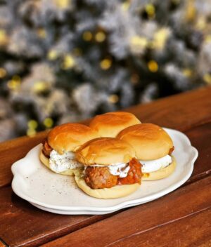 Martin Juneau Instagram - Sandwiches aux boulettes de viande à la tomate, burrata et crème sure à l'avocat.
🥩
🍅
🥑
🧀
🥖
Cette recette pour la mi-temps @metromonepicier dans le @snackpodcastfootball est là pour réconforter tous les managers qui ne feront pas les séries dans leur fantasy! 
💔
Faites comme moi (et @casinotte)... mangez vos émotions! 
#MiTempsMetro 
#SnackPodcast
#MeatBallsSandwich