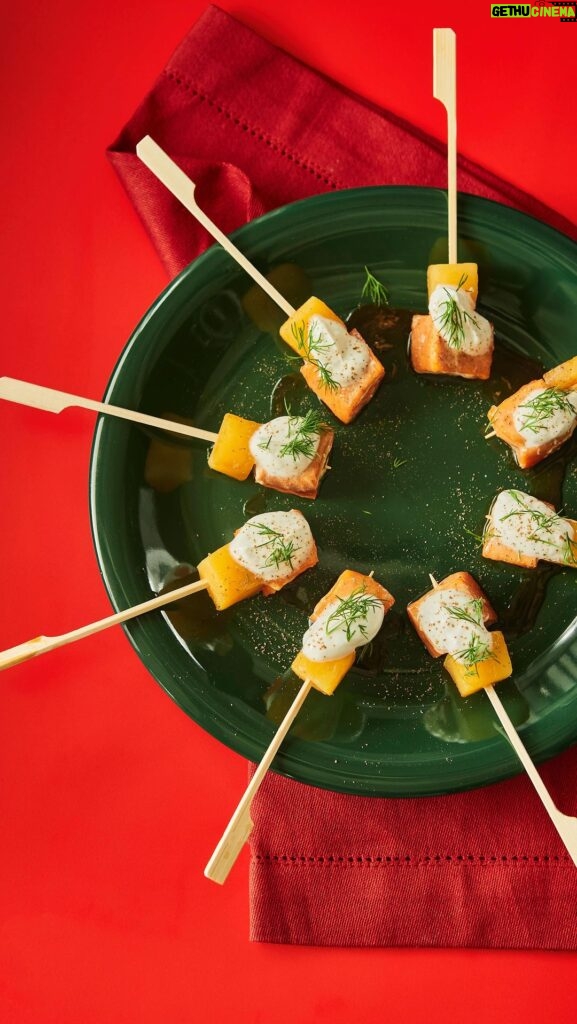 Martin Juneau Instagram - Épatez vos invités avec des mini-brochettes de saumon coho, une création de notre chef Martin Juneau. Parfaites en accompagnement ou en entrée durant le temps des fêtes. ✨🙌