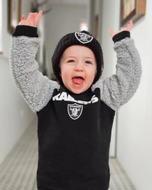Martin Juneau Instagram - Lucie est fan des @raiders! 
🖤
☠️
🩶
#RaiderNation 
@robertsval