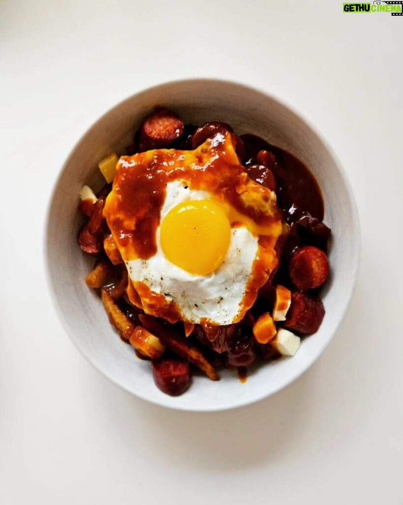 Martin Juneau Instagram - Nous avions des restants de chorizo et de frites de @romados_official... 🐔 🍗 "Ça serait Nice une poutine déjeuner!" -@robertsval 🔥 Nasty ptit déj.