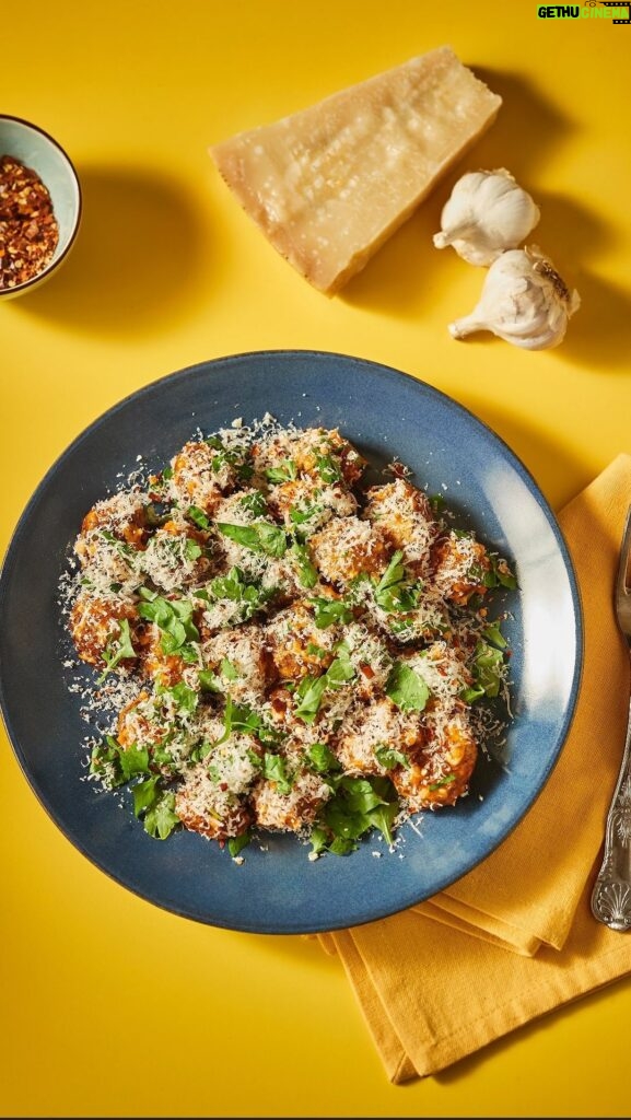 Martin Juneau Instagram - Maintenant que nous sommes des pros de la patate, notre chef Martin Juneau nous propose une délicieuse recette de salade tiède de pommes de terre à l’ail et au parmesan. 😋🥔