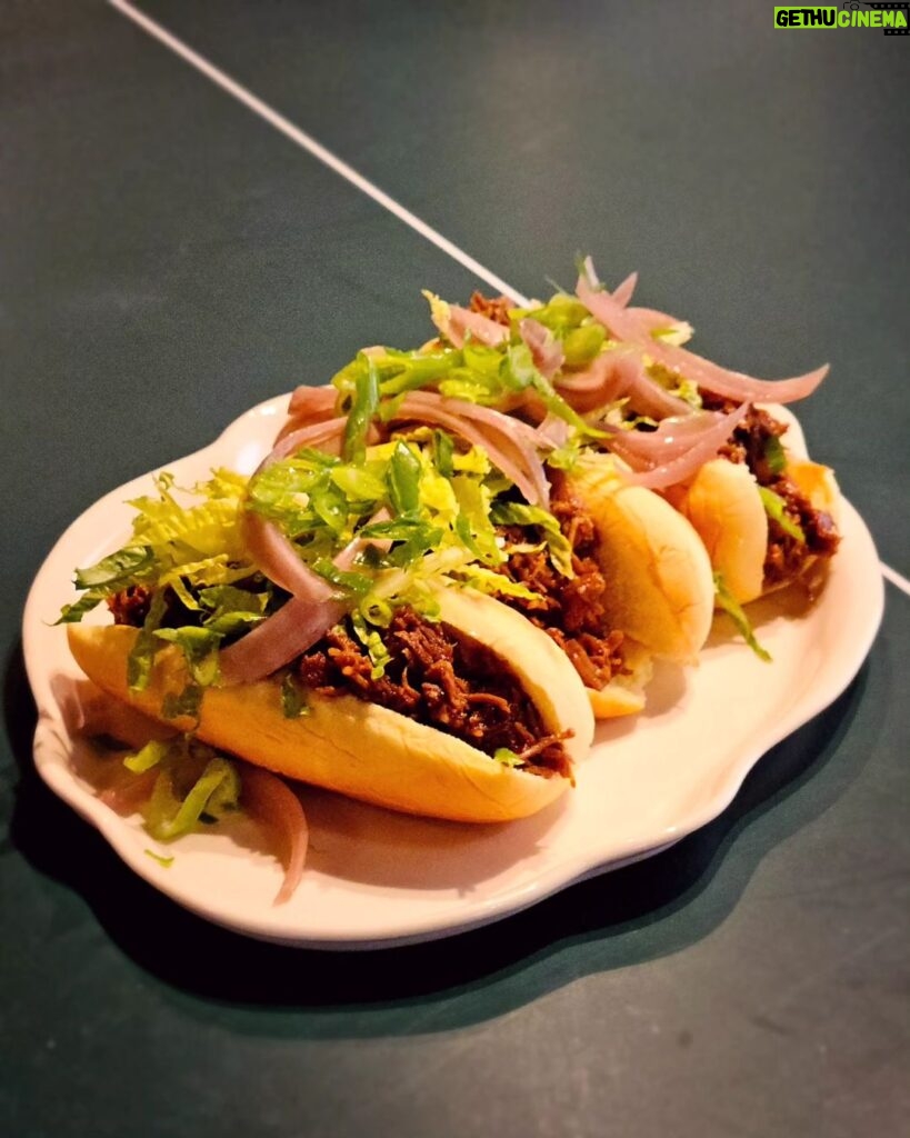 Martin Juneau Instagram - 🚨MIAM ALERT🚨 Pulled pork sandwich aux oignons marinés pour le @snackpodcastfootball de cette semaine. 🐷 🧅 🥬 🌶 🍞 La recette de la mi-temps @metromonepicier est disponible sur le site de @lapochebleue. #SnackPodcast #MiTempsMetro #SnackTalk Sainte-Julie, Quebec