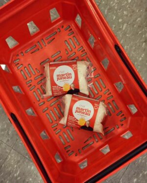Martin Juneau Instagram - Checkez ça! 
Une toute nouvelle gamme d'accompagnements de légumes délicieux MJ pour @metromonepicier afin de vous simplifier la vie!
😍
Faits à Montréal avec des produits frais... et beaucoup d'amour! 
🥔
En guise d'amour, dans cet Aligot de pdt (grand classique de la gastronomiefrançaise*), se trouve une très généreuse quantité de fromage Le Migneron de Charlevoix!
🧀
Vous n'aurez qu'à le réchauffer et le servir avec la protéine de votre choix. 
#MetroGO
#AliGOt
#MartinJuneauPourMetro
#AligotLeMigneron