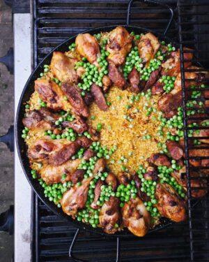 Martin Juneau Instagram - Tradition paella. 
Bonne fête @casso1979!
🧂
🥘
🧅
🧄
🌶
🍗
🫛
@robertsval
@darth_ward
@husatelier1675
@jonny_bouchard
@madame_micho
@valerianepare
#CeciNestPasUneJambalaya