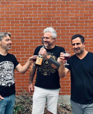 Martin Juneau Instagram - Je suis allé jaser de ma carrière avec les beaux de 👉@on_est_dans_le_jus👈 et l'épisode est maintenant en ligne. 
👋
Ce podcast "fait maison" est un must pour exposer et mieux comprendre les dessous  d'une restauration pas toujours parfaite.
🙏🏻
Merci pour l'accueil messieurs, et l'introduction "lettre à Martin Juneau" m'a VRAIMENT ému... J'ai encore de la difficulté à en parler sans petit trémolo. 
🥺
#OnEstDansLeJus 
#Balado